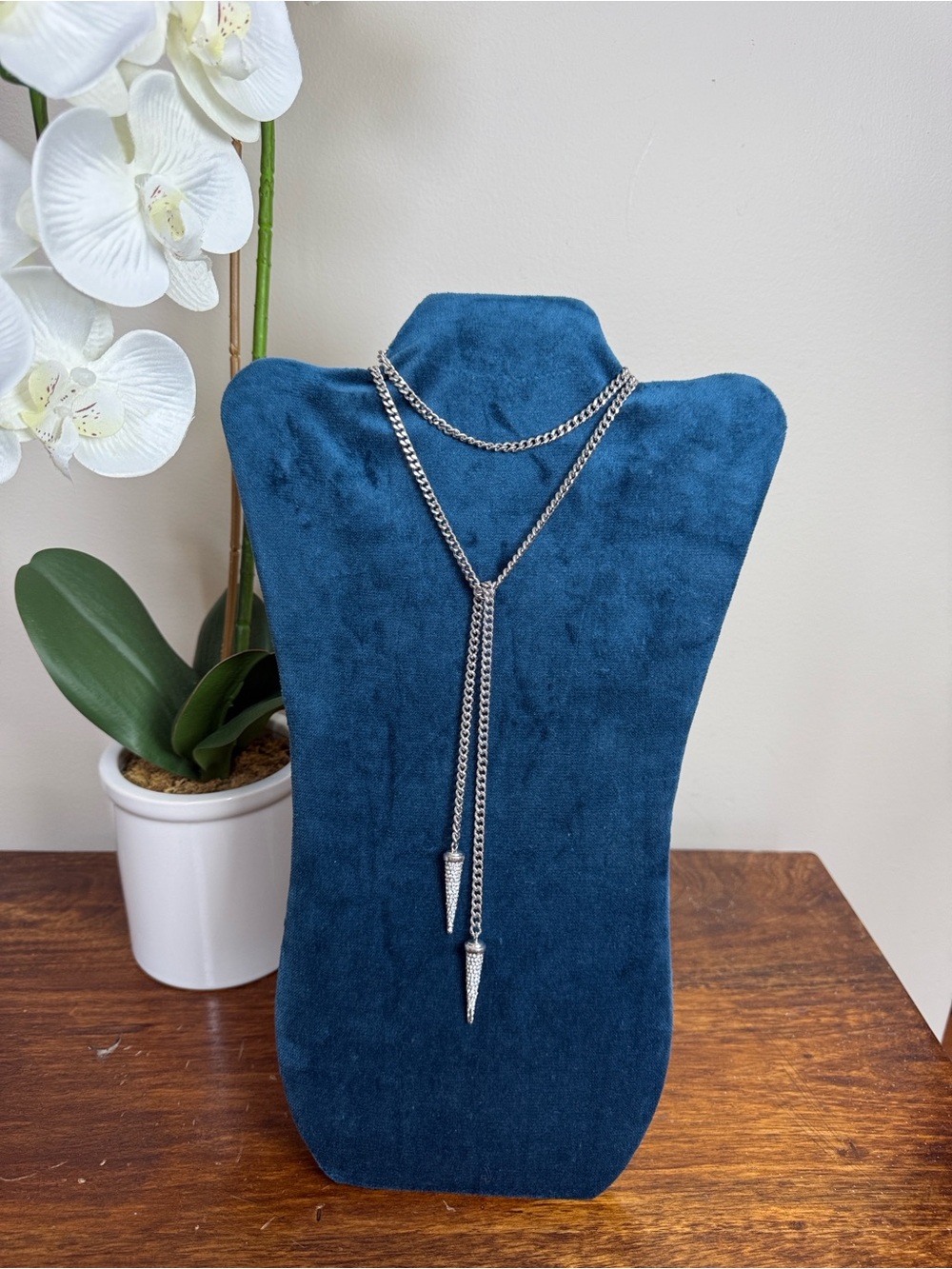 Touchstone Spiked Lariet